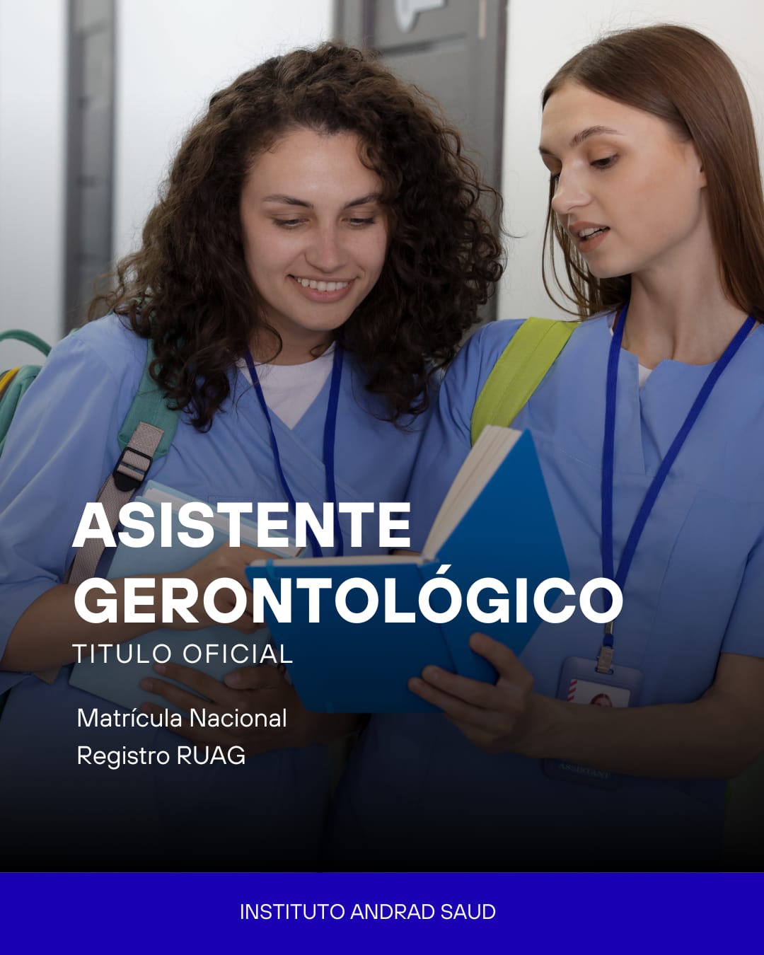 Estudiante de Asistente Gerontológico del Instituto Andrad Salud con uniforme azul y carpeta en mano