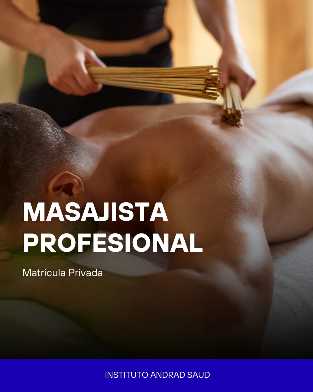 Masajista profesional aplicando técnica de masaje con cañas de bambú en un paciente